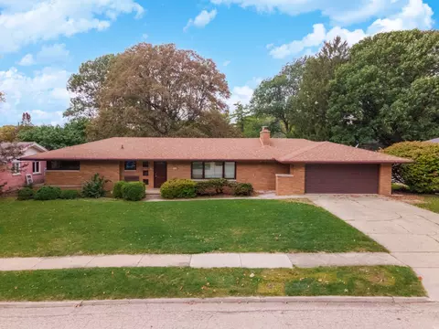 5 Lateer Dr, Normal, IL 61761