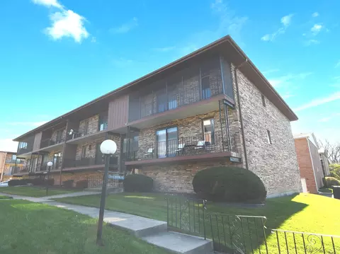 11342 Moraine Dr #H, Palos Hills, IL 60465