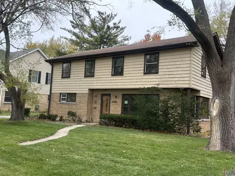 2272 Asbury Rd, Northbrook, IL 60062