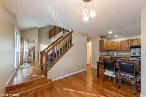 603 College Crossing Xing N, Rolling Meadows, IL 60008 photo 2