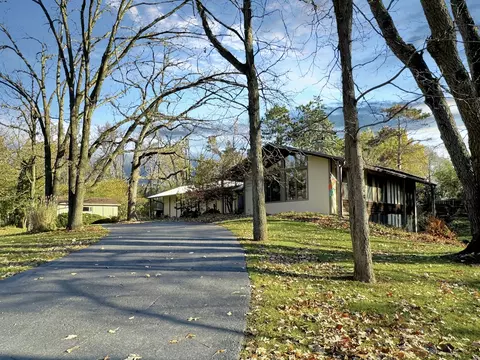 1603 Hickory Hill Ln, Freeport, IL 61032
