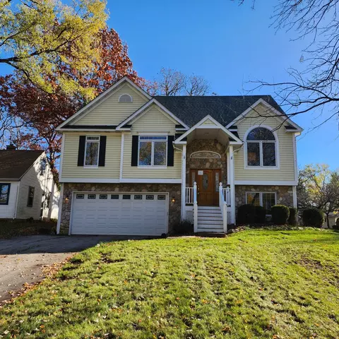 18121 W Valley Dr W, Grayslake, IL 60030
