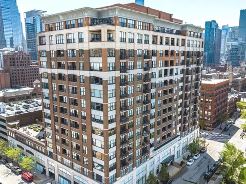 849 N Franklin St #404, Chicago, IL 60610