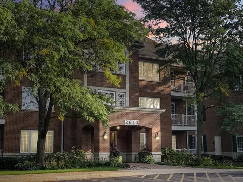 2640 Summit Dr #109, Glenview, IL 60025