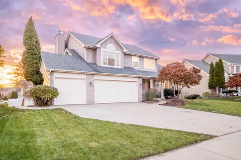 66 White Oak Dr, North Aurora, IL 60542
