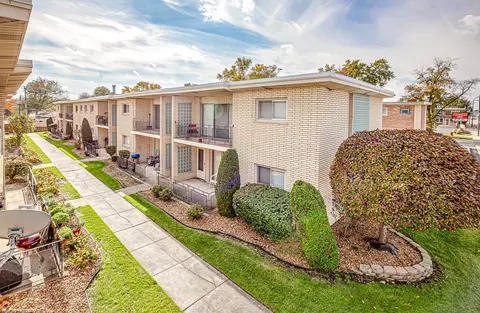 4631 W 95th St #2S, Oak Lawn, IL 60453