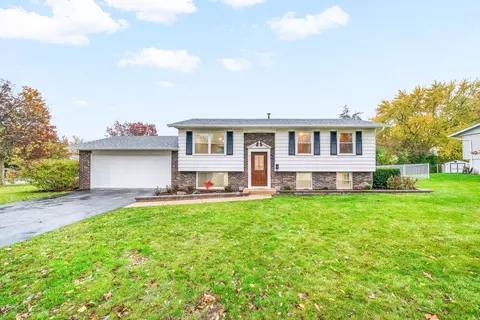 2130 Sandburg Dr, Aurora, IL 60506
