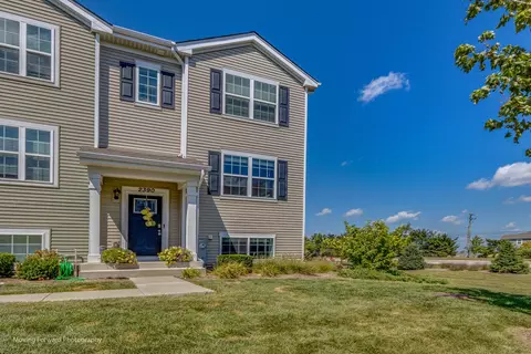 2390 Alison Ave, Pingree Grove, IL 60140
