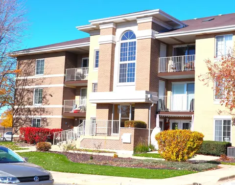 4233 W 76th St #304, Chicago, IL 60652