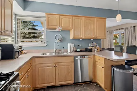 1198 Monarch Ln, Hoffman Estates, IL 60192 photo 9