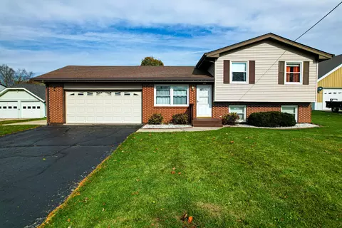 102 Main St, Monroe Center, IL 61052