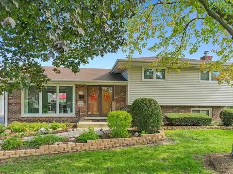 429 Locust Ln, Roselle, IL 60172