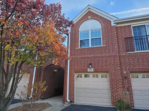995 Kensington Dr, Northbrook, IL 60062