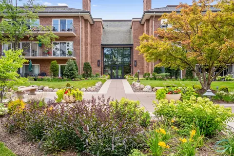 6 Oak Brook Club Dr #J301, Oak Brook, IL 60523