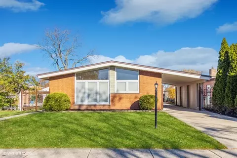 8516 W Clara Dr, Niles, IL 60714