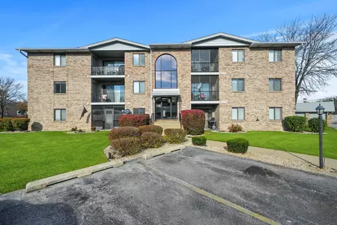 13240 W Circle Drive Pkwy #303, Crestwood, IL 60445
