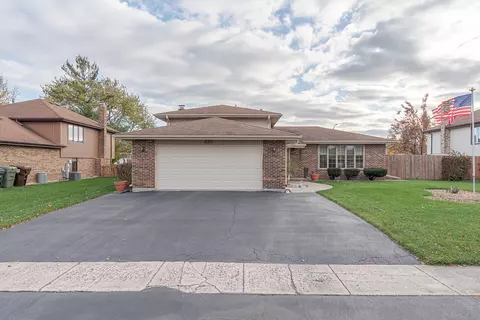 8301 Michelle Ln, Tinley Park, IL 60477