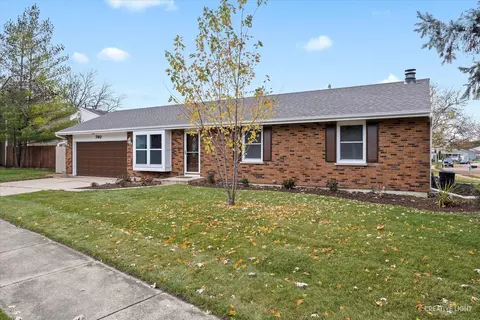 780 Almond Dr, Aurora, IL 60506