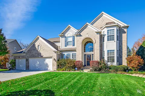104 English Oak Ln, Streamwood, IL 60107