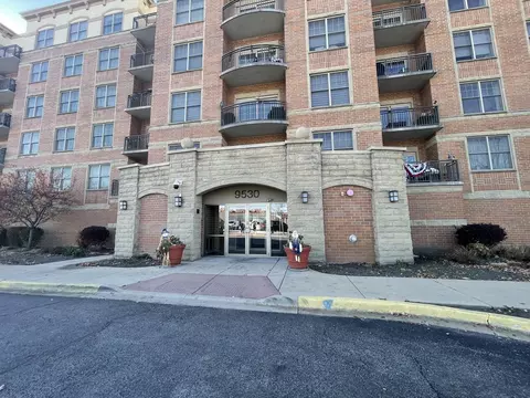 9530 Cook Ave #303, Oak Lawn, IL 60453