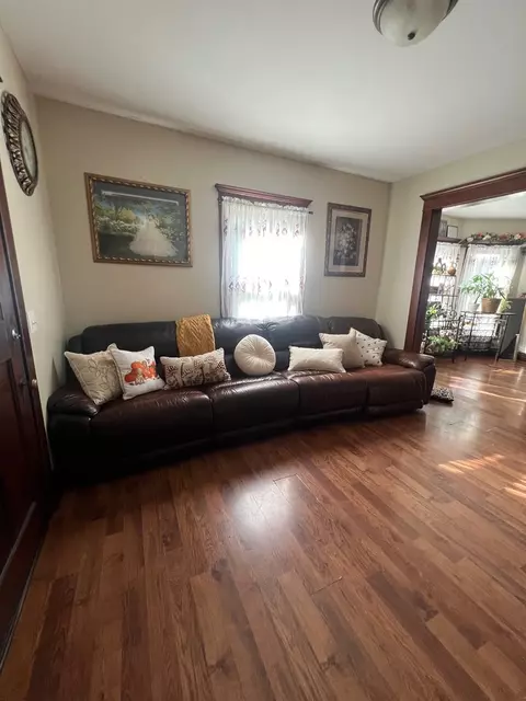 1032 Grove St, Aurora, IL 60505 photo 2
