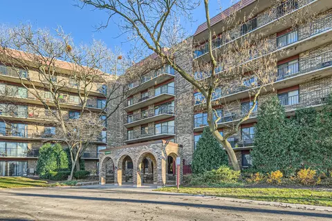 111 S Baybrook Dr #403, Palatine, IL 60067
