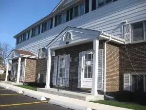 551 W Park Ave #B, Libertyville, IL 60048