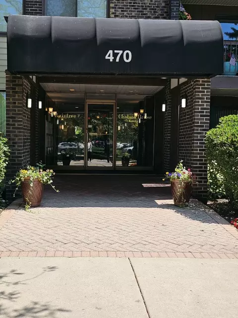 470 Raintree Ct #470-1R, Glen Ellyn, IL 60137