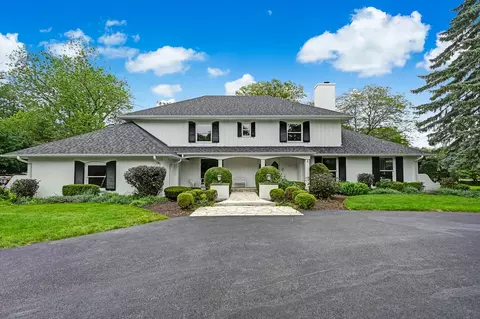 82 Baybrook Ln, Oak Brook, IL 60523