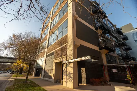 1800 W Grace St #308, Chicago, IL 60613