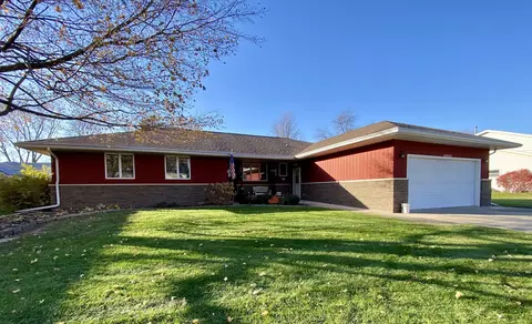1105 N Bailey Dr, Pontiac, IL 61764