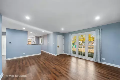 677 N Green Dr, Wheeling, IL 60090 photo 7