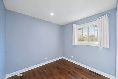 677 N Green Dr, Wheeling, IL 60090 photo 14