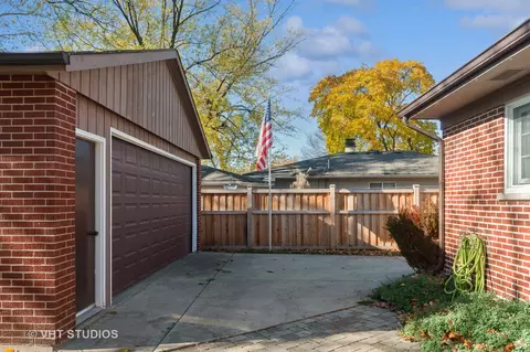 677 N Green Dr, Wheeling, IL 60090 photo 19