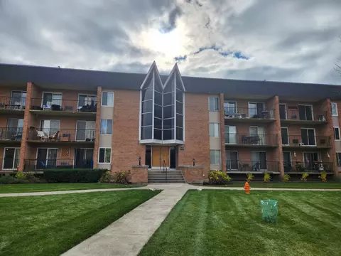 1004 N Mill St #211, Naperville, IL 60563