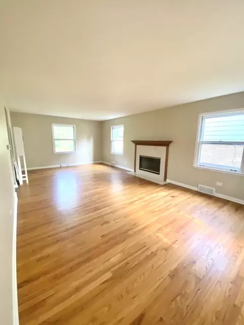1201 Blackhawk Dr, Elgin, IL 60120 photo 2