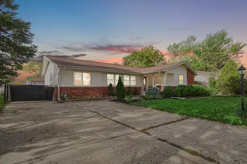 672 Grosvener Ln, Elk Grove Village, IL 60007