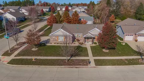 809 Witten Woods Dr, Bloomington, IL 61704 photo 2