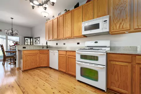 17556 Gilbert Dr, Lockport, IL 60441 photo 2