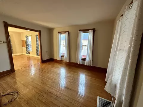 633 Chester Ave, Elgin, IL 60120 photo 2