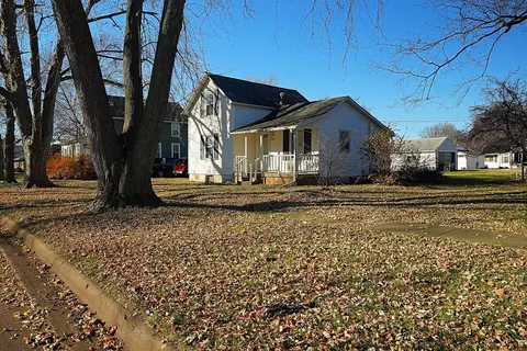 115 W James St, Forrest, IL 61741 photo 3