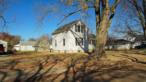 115 W James St, Forrest, IL 61741 photo 4