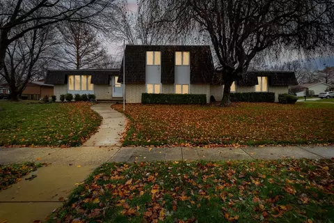 2801 Mockingbird Ln, Bloomington, IL 61704