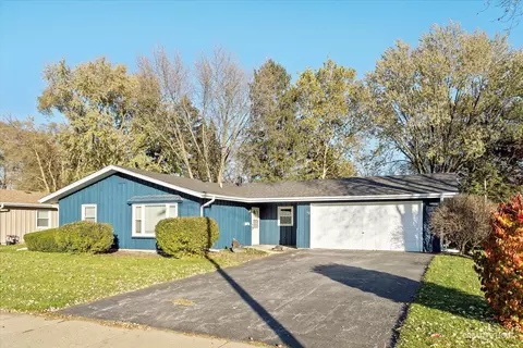19 Poplar Pl, North Aurora, IL 60542