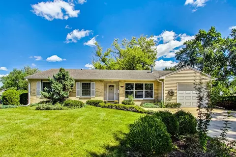 1503 N Kennicott Ave, Arlington Heights, IL 60004