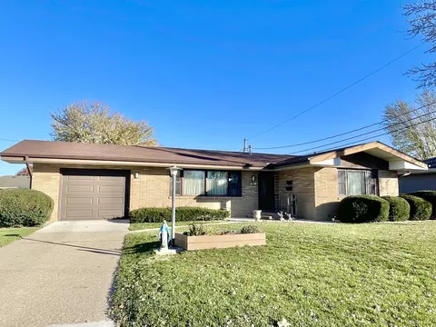 2139 Meadowlawn Ln, Peru, IL 61354
