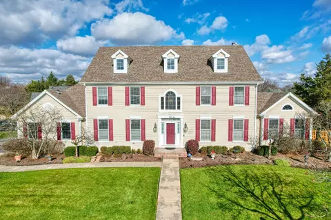 166 Derby Glen Dr, Glen Ellyn, IL 60137