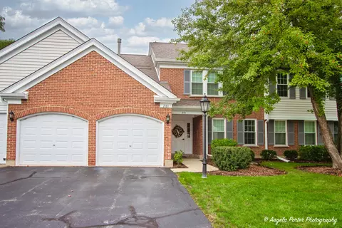 201 Rob Roy Ln #B, Prospect Heights, IL 60070