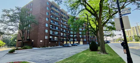 711 S Des Plaines River Rd #815, Des Plaines, IL 60016