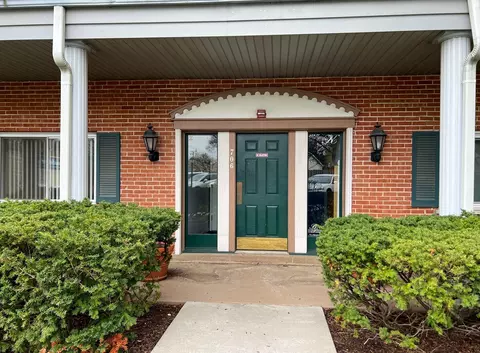 706 E Algonquin Rd #202, Arlington Heights, IL 60005